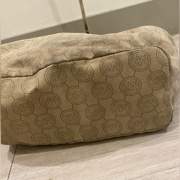 Michael Kors Large Signature Marina Tote - Picture 8 of 11